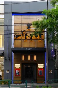 블루노트 도쿄와 같은 재즈 클럽은 재즈 연주와 감상의 대표적인 공간이다.