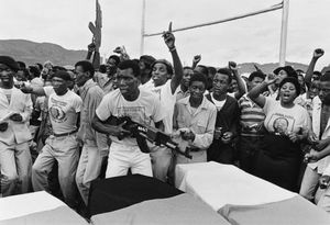 1985년 퀸스타운 학살 희생자 장례식에서 시위하는 사람들