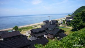 노토 반도와 사도가도, 도야마현, 니가타현 조추에쓰 연안 지역 등에서 널리 볼 수 있는 검은 유약의 기와