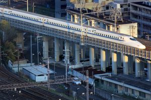 도카이도 신칸센이 교토역에 도착하는 모습