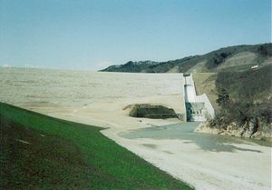 스리카미가와 댐은 2005년 9월 25일에 공식적으로 완공되었다.