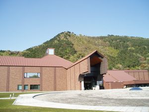 시노부산 남쪽 기슭에 위치한 후쿠시마현립미술관