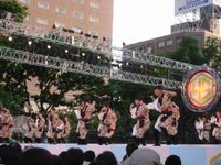 요사코이 소란 축제의 댄서들