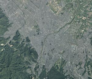 삿포로 시 중심부 주변 항공 사진. 2020년 9월 27일 촬영한 147장을 합성하여 제작. 국토교통성 국토지리원 지도·항공사진 열람 서비스의 항공사진을 기반으로 제작.