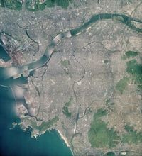 와카야마시 중심부 주변 항공사진. 2008년 5월 3일 촬영.