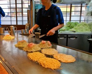 오코노미야키. 안쪽에는 많은 양배추가 준비되어 있다. 히로시마시 나카구 신텐치