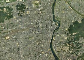 오카야마 시 중심부 주변의 항공 사진 (2007년 8월 18일 촬영, 국토교통성 국토지리원 지도·항공 사진 열람 서비스의 항공 사진을 기반으로 80장을 합성하여 제작)