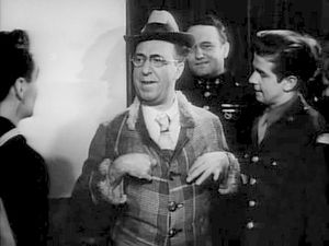 영화 스테이지 도어 캔틴 (1943)의 윈