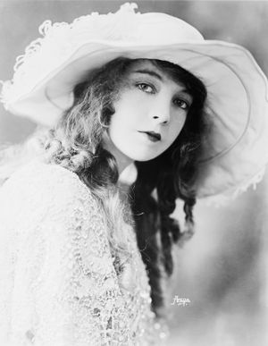 미국 영화계의 "여왕"으로 불리는 릴리언 기시(Lillian Gish)는 1912년부터 1987년까지 활동하며 무성영화 시대를 대표하는 배우 중 한 명이었다.