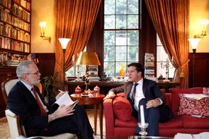 2011년 월스트리트 저널과 인터뷰하는 마르크 뤼터(오른쪽) 네덜란드 총리