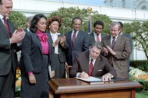 로널드 레이건 대통령에 의하여 마틴 루터 킹 주니어 탄생일의 공휴일 승인 서명식에서 (1983년 11월 2일)