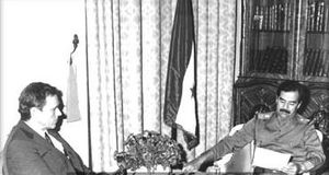 사담 후세인에게 사건을 설명하는 리처드 머피 국무차관보