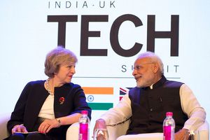 인도 총리 나렌드라 모디와 인도 수도 뉴델리에서 개최된 “India-UK Tech Summit”에서 (2016년 11월 7일).