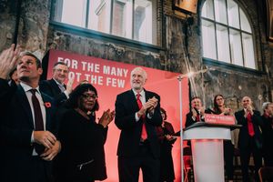 코빈이 노동당의 2019년 총선 선거 운동을 시작하는 모습