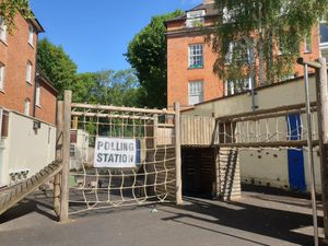 선거 당일 햄프스테드 앤드 하이게이트 선거구의 투표소로 사용된 학교.