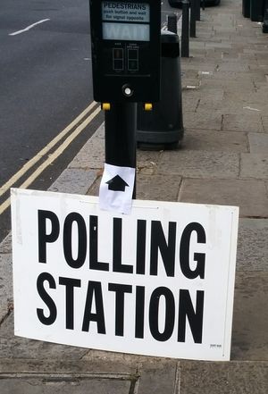 투표 당일 홀본 세인트판크라스 지역구의 투표소 방향 표지판