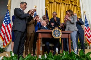 2022년 4월 5일, 백악관에서 의료보험 개혁법에 서명한 조 바이든 대통령으로부터 서명 펜을 받는 모습
