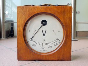 전압계는 페르미 준위의 차이를 전자 전하로 나눈 값을 측정한다.