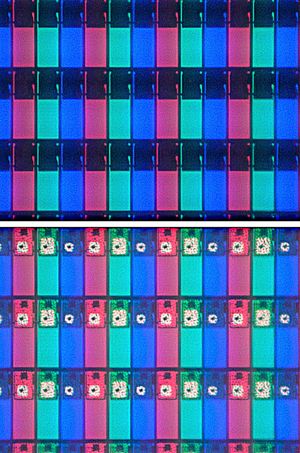 현미경으로 본 LCD 화면의 확대 이미지. RGB 픽셀이 보이고, 하단에는 트랜지스터가 흰색 점으로 보인다.