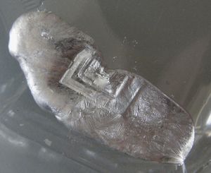 용융 갈륨의 응고에 의한 결정 생성