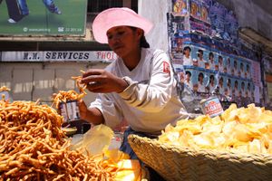 안타나나리보에서 카카피존(왼쪽, 튀긴 간식)과 칩을 판매하는 메리나 여성