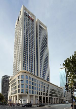 오페른투름(Opernturm), UBS 독일 본사, 오페른플라츠(Opernplatz) 위치