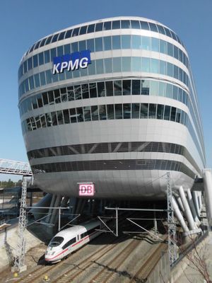 스퀘어(The Squaire) 아래 프랑크푸르트 공항 장거리역(Frankfurt Airport long-distance station)에서 서쪽으로 출발하는 ICE 3