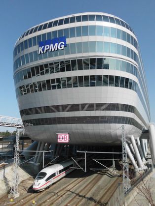 [[ICE 3]] 열차가 [[The Squaire]] 아래에서 서쪽으로 출발하는 모습