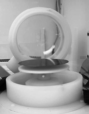 웨이퍼에 레지스트를 도포하기 위한 스핀코터.