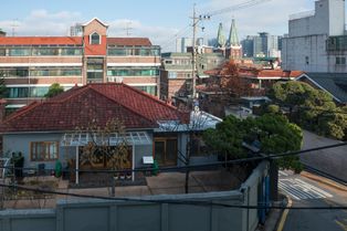 집, 붉은 지붕과 벽으로 둘러싸인 안뜰 (2014)