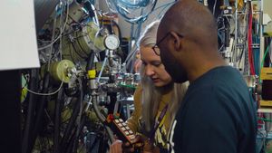 유뷔스퀼래 대학교(핀란드) 가속기 연구소에서 일하는 실험 물리학자들