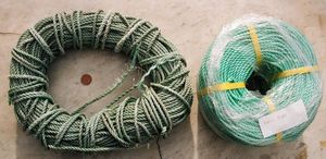 자외선에 손상된 폴리프로필렌 로프(왼쪽)와 새 로프(오른쪽)