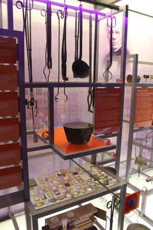 런던 왕립 연구소에 전시된 패러데이가 유리 제작에 사용한 장비
