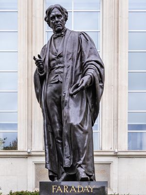 런던 세보이 플레이스(Savoy Place)에 있는 패러데이 동상. 조각가는 존 헨리 폴리(John Henry Foley)이다.