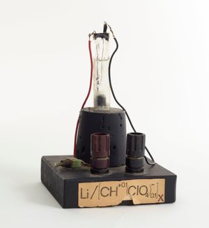 노벨상 수상자 앨런 맥다이어미드가 제작한 전도성 고분자를 위한 배터리 시연 장치