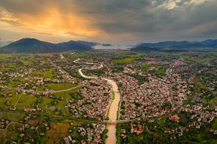 딘강 둑의 일출 ([[닌히엡]] 사)