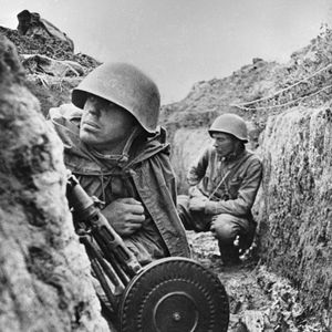 1941년 9월 1일, 레닌그라드 전선 참호에서 데그챠레프 경기관총으로 무장한 두 소련군.