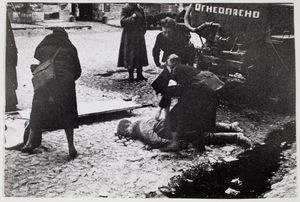 1941년 9월 10일, 독일군 포격 중 부상자를 돌보는 간호사.