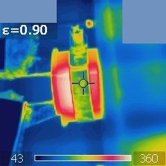방출률이 높은 물질은 실제 온도에 더 가깝게 나타난다. 반사율이 높은 세라믹 실린더는 주변 환경을 더 많이 반사하여 실제 온도보다 더 차갑게 보인다.