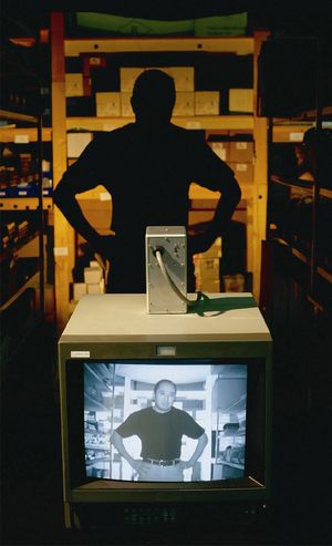 적외선 야간 투시: 카메라는 인간의 눈에는 보이지 않는 적외선 파장으로 장면을 비춘다.