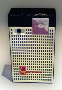 도쿄 통신공업(현 소니)의 TR-52(1952년 발매).일본제 트랜지스터 라디오 1호기.