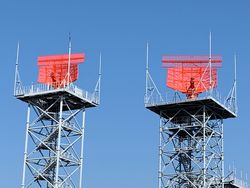 공항 감시 레이더의 반사판 안테나. 이차 감시 레이더(위)와 일차 감시 레이더(아래).