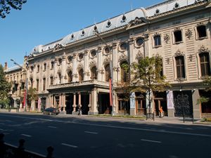 루스타벨리 극장(Rustaveli Theatre)은 루스타벨리 거리(Rustaveli Avenue)에 위치해 있다.