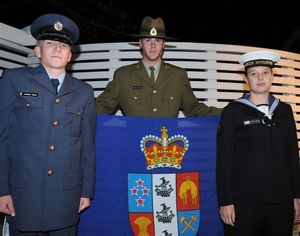 뉴질랜드 총독기를 게양한 군인들. 이 깃발은 2008년 6월 5일에 처음 게양되었다.