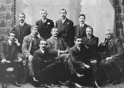 사비지(오른쪽, 앞줄)는 1911년 사회당 연례회의에 참석했다