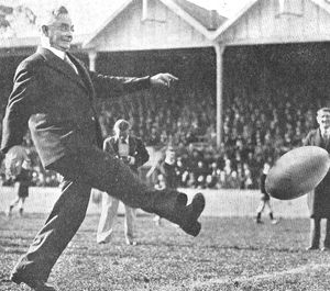 새비지가 1937년 오클랜드에서 뉴질랜드와 오스트레일리아의 럭비 리그 경기에 참석하며 친근한 모습을 보여주고 있다.