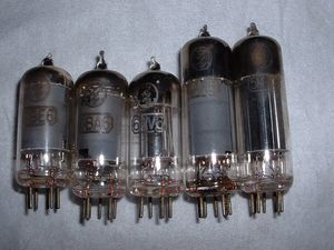 위 5구 슈퍼 라디오에 사용되는 진공관(MT관) 왼쪽부터 6BE6, 6BA6, 6AV6, 6AR5, 5MK9