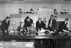 1949년 제네바 협약 서명. "전권"을 가진 전권대표를 통한 국가의 서명은 종종 조약에 구속될 의사를 나타내기에 충분하다.