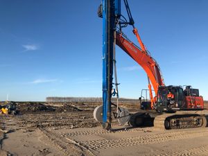 작업 중인 히타치 유압 굴착기