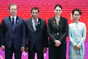 (좌측부터) 2019년 11월 4일 태국에서 열린 제14차 동아시아 정상회의에 참석한 문재인 대한민국 대통령, 로드리고 두테르테 필리핀 대통령, 아던, 아웅산 수치 미얀마 국가고문